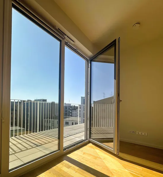 Helle Dachgeschosswohnung * 2 Zimmer * Terrasse * Abendsonne *Einbauküche * Ruhige Lage in Moabit — photo 1